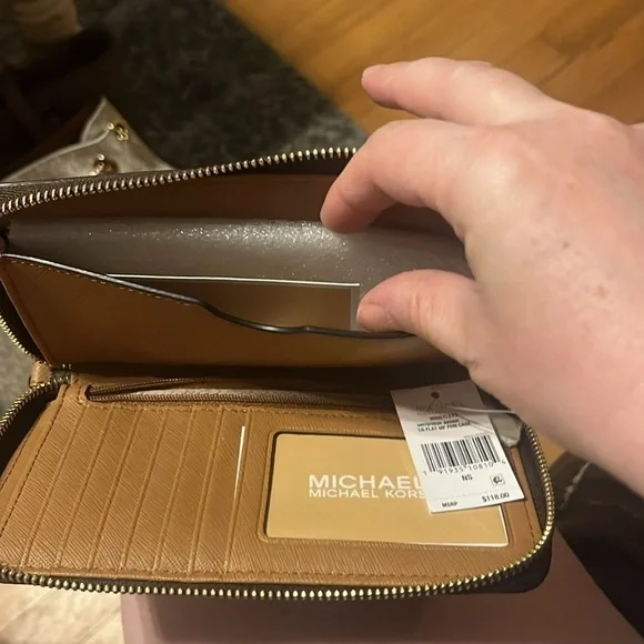 NWT Michael Kors Laser Cut Wallet /Wristlet - Picture 5 of 8